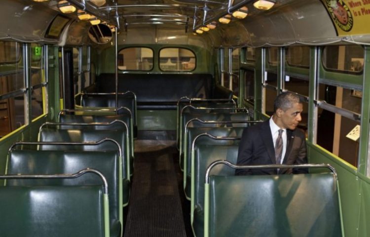 De Amerikaanse president Barack Obama in de historische bus, op de plek van Rosa Parks, 2012 (Publiek Domein - Pete Souza - The White House)